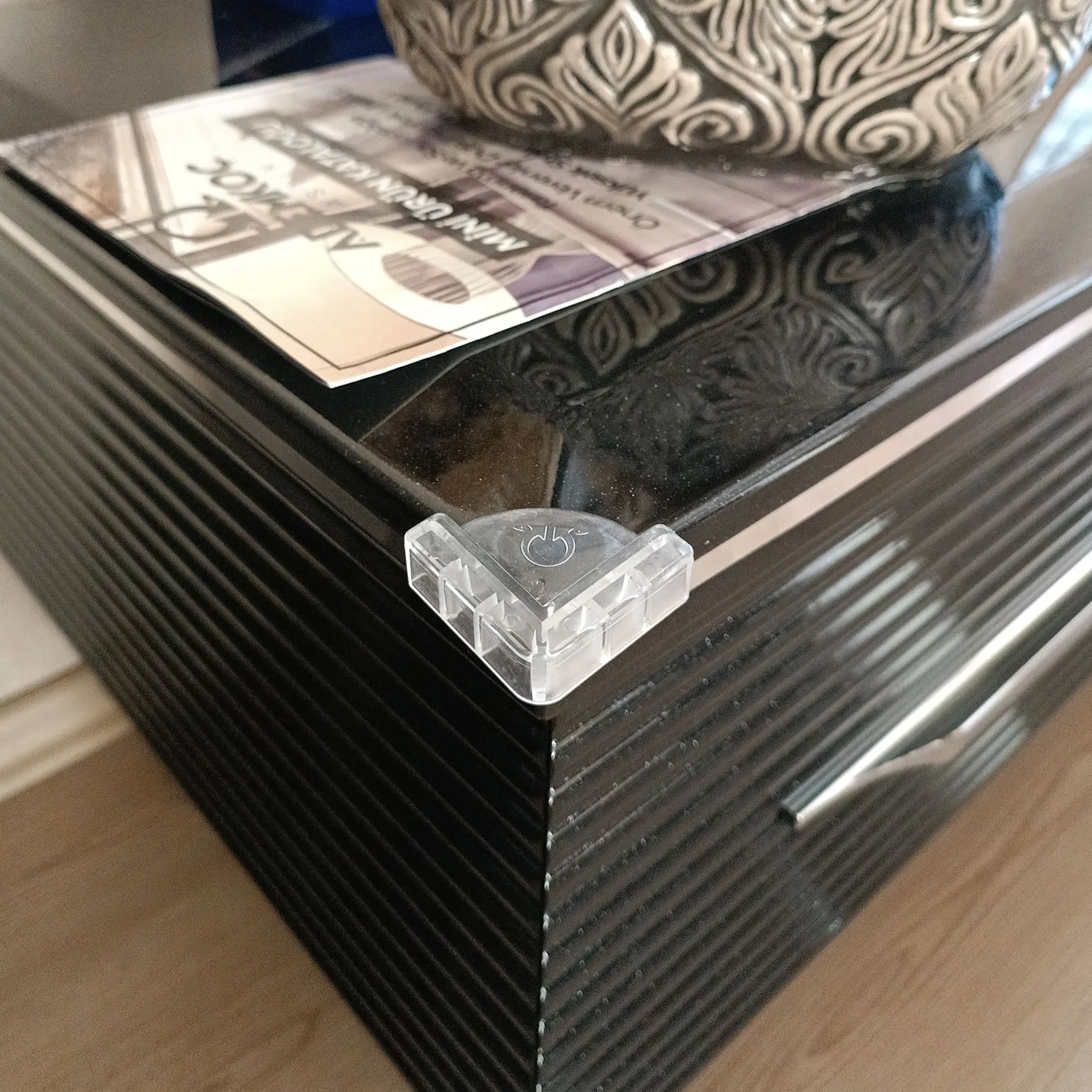 40x40 Mm Masa Köşe Koruyucu Şeffaf-1.jpg 40x40 Mm Masa Köşe Koruyucu Şeffaf-1.jpg